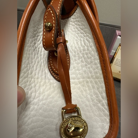Vintage Dooney Bourke Leather White Essex Shoulder Bag Brass Hardware Tan Trim - Picture 15 of 17